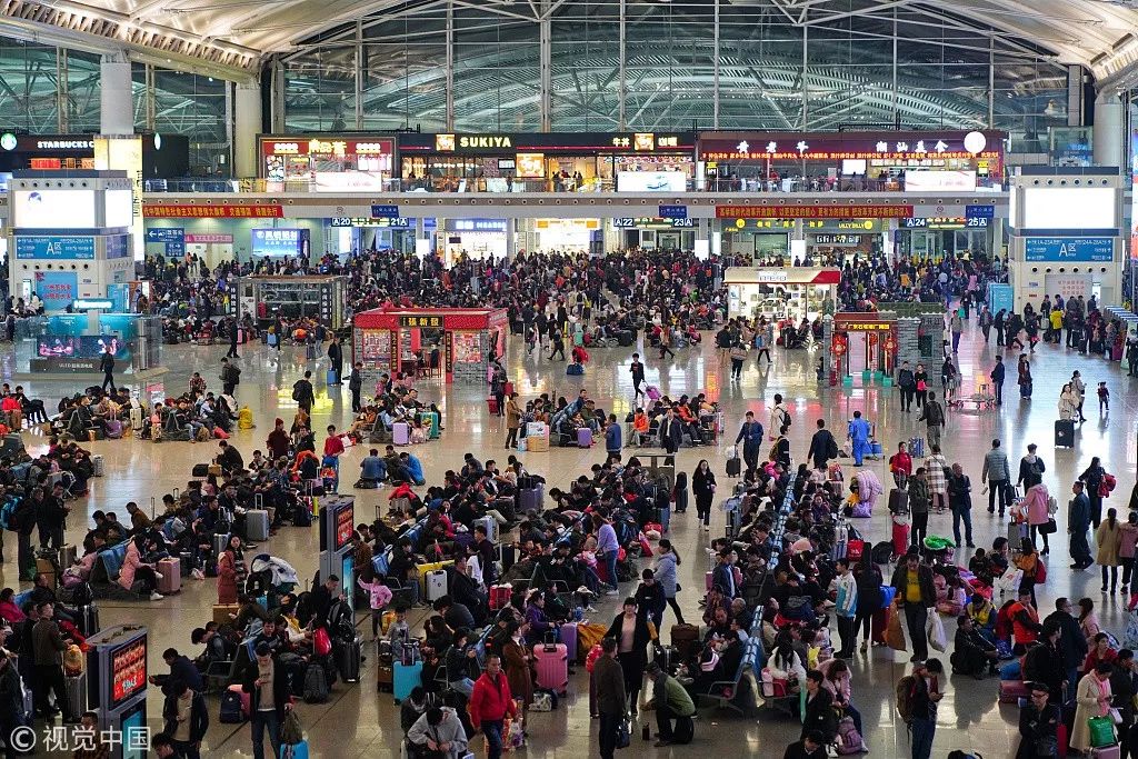 2019年1月21日傍晚,广州南站,人们在候车室等待踏上归程
