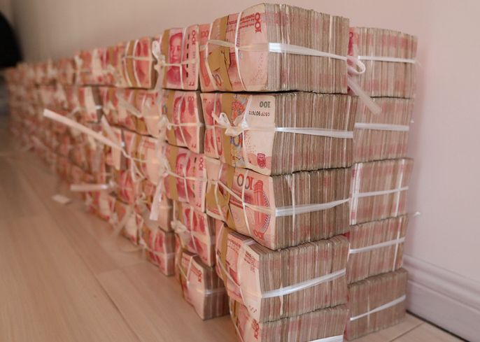 诈骗团伙借“区块链”搞传销藏13亿现金 一字排开可从北京到昆明