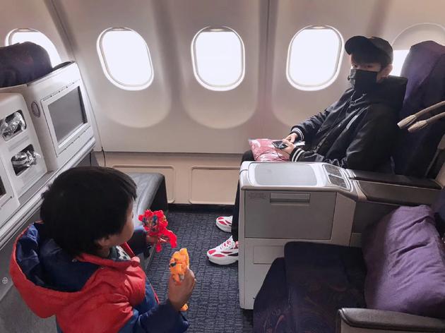网友坐飞机偶遇王源 与小孩对视画面超有爱