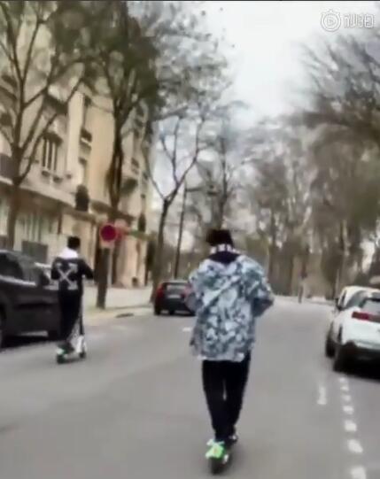 周杰伦与友人骑滑板车穿梭巴黎街道