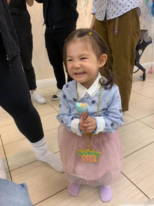 陈冠希晒女儿Alaia萌照 头绑马尾辫可爱十足