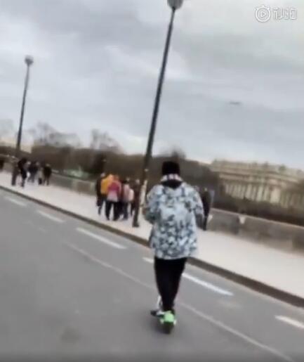 周杰伦骑滑板车穿梭巴黎街道
