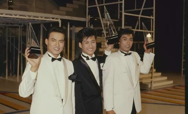 经历爸爸抛家弃子、妈妈去世，这位金牌绿叶熬了33年终于苦尽甘来