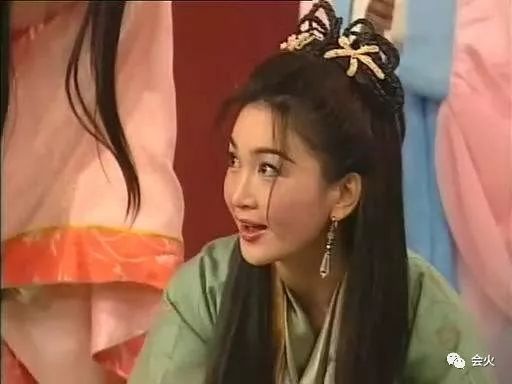 她没能把脱掉的衣服一件件穿回，却也成了人生赢家