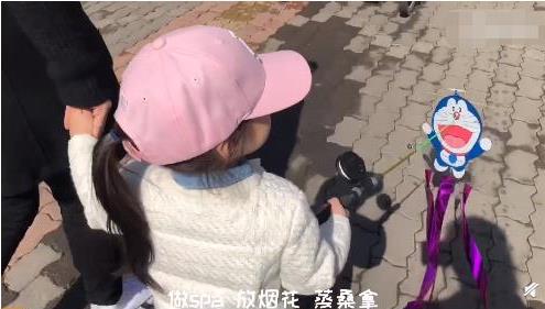 董璇晒带女儿外出游玩视频 酒窝活泼可爱惹网友羡慕
