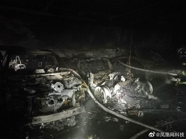 自燃特斯拉车主：车被烧成铁架，想想都后怕