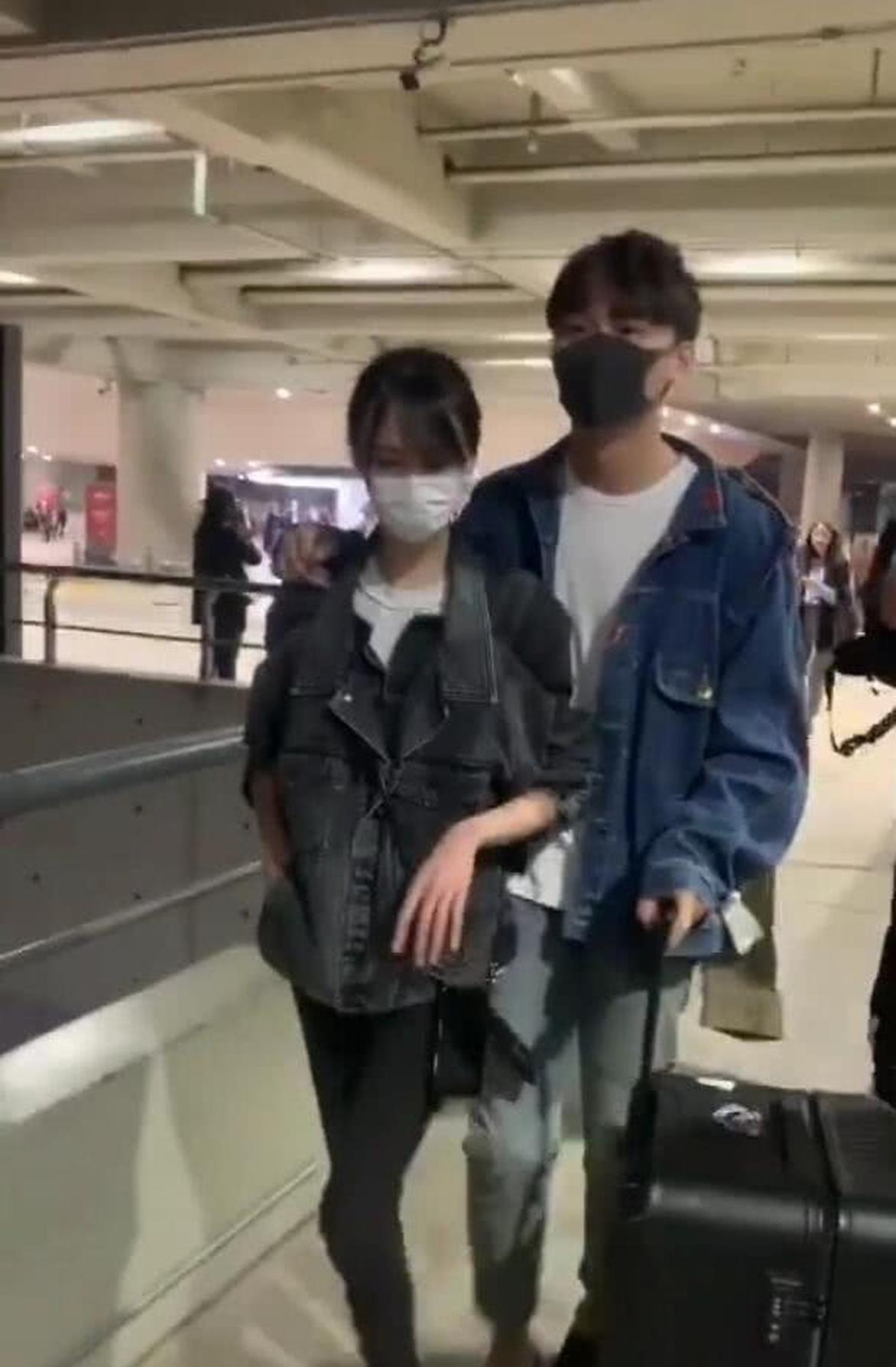 现场粉丝也发现郑爽的男友张恒守候在机场外面贴心接机.