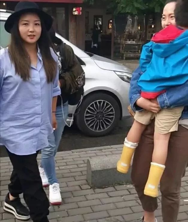 何洁为显瘦p掉半个自己，节食自残、离婚风波，不自信是怎么摧毁掉女明星的...
