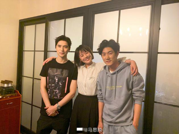 追星女孩马思纯搂阿云嘎王晰合影 直言笑得像傻子