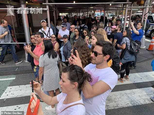 美国纽约时代广场巨型电子广告牌起火，众人围观拍照