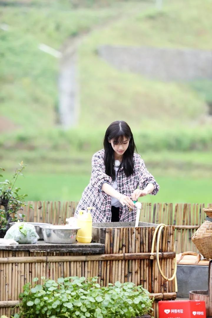明星上综艺“花式卖货”的样子，真猴急！