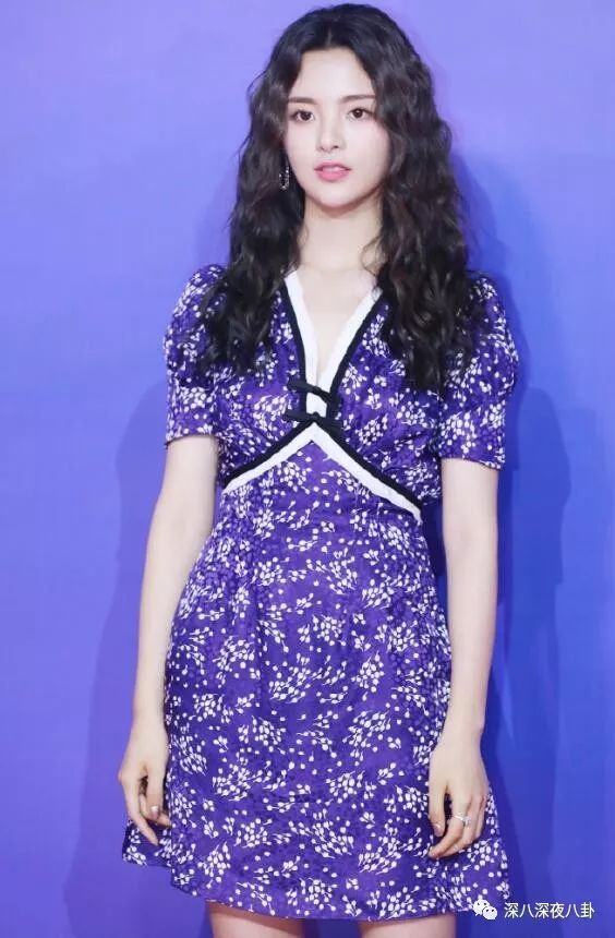 裙子299杨超越VS侧颜很虐欧阳娜娜，她俩谁红得更匪夷所思？