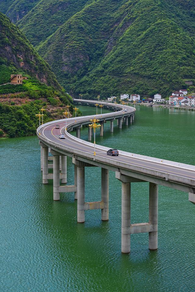 中国最美水上公路!建造超支几百万,网友却盛赞说这钱花的值