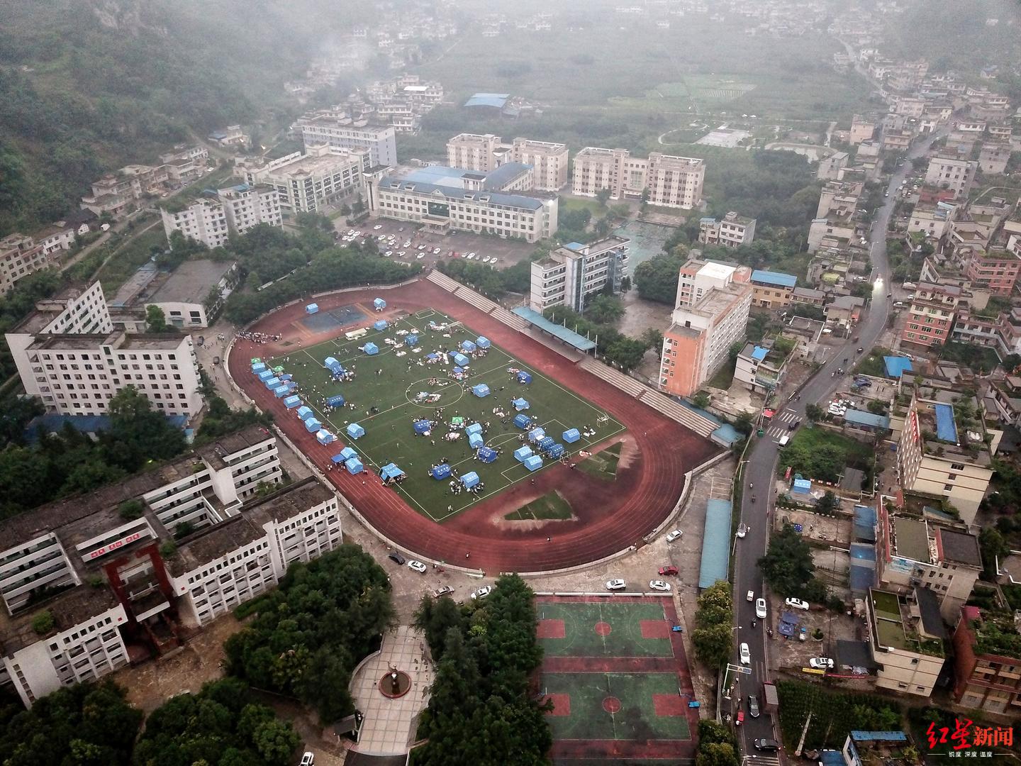 第一时间航拍珙县县城:县政府广场前已安置救灾帐篷