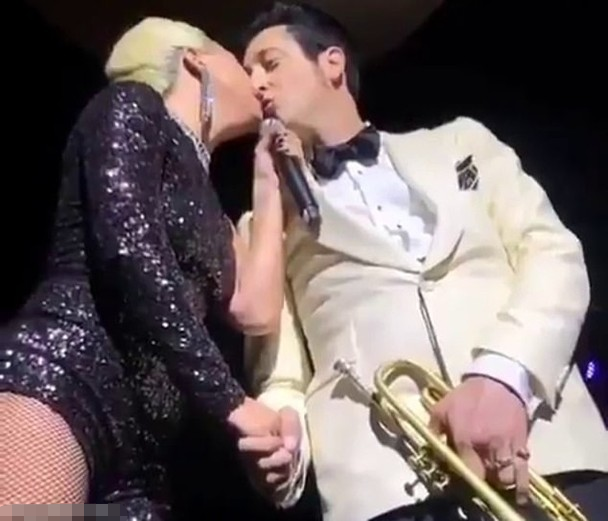 插足风波又起！GaGa演唱会亲吻已婚乐手 好友称彼此视为家人