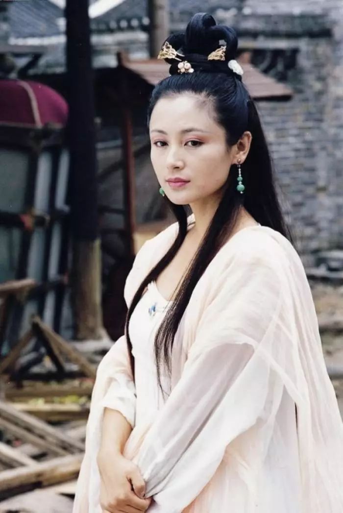 人生上半场，她持靓行凶；如今50岁，美人不败的岂止是颜值