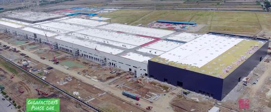特斯拉上海工厂开始安装车间设备 变电站也在建设中