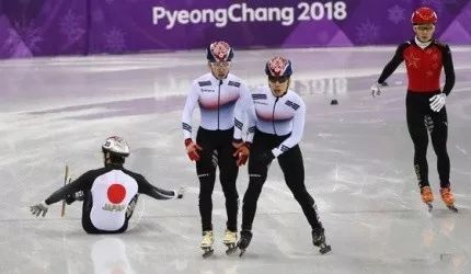 因为内斗，所以在训练的时候脱队友的裤子？