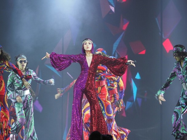 杨千嬅演唱会意外摔倒 被伴舞扶起继续表演