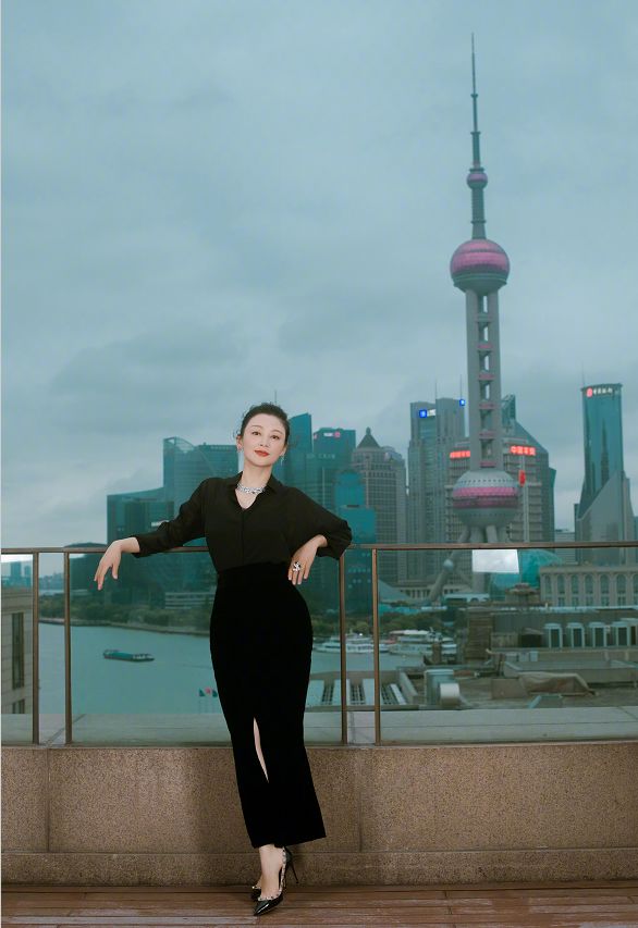 人生上半场，她持靓行凶；如今50岁，美人不败的岂止是颜值