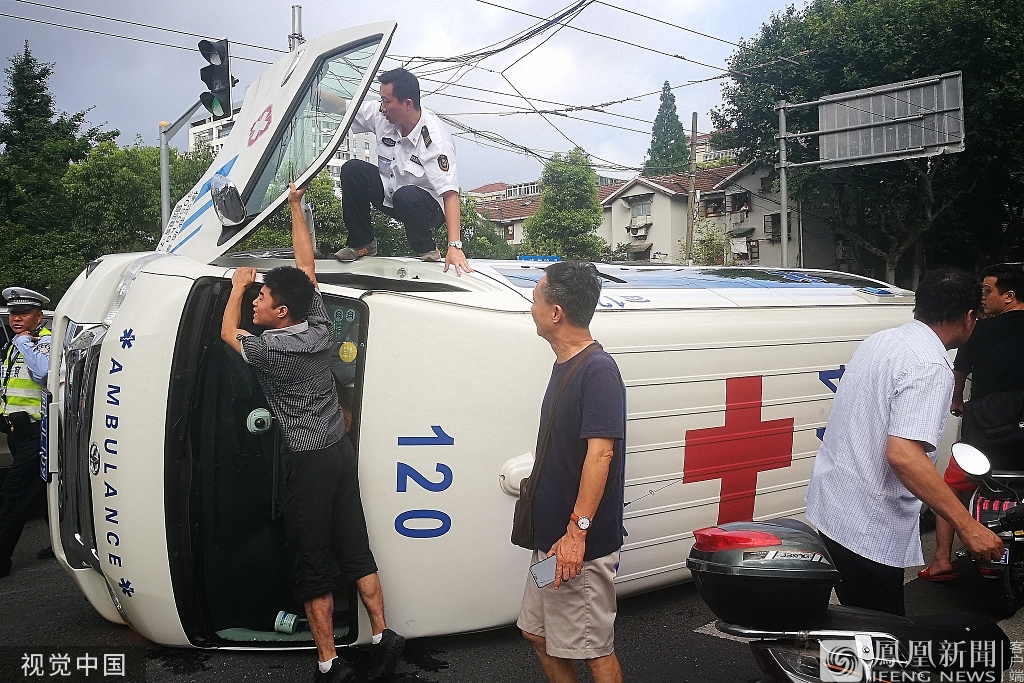 凯迪拉克撞翻120救护车车上一名女性病患家属不治身亡