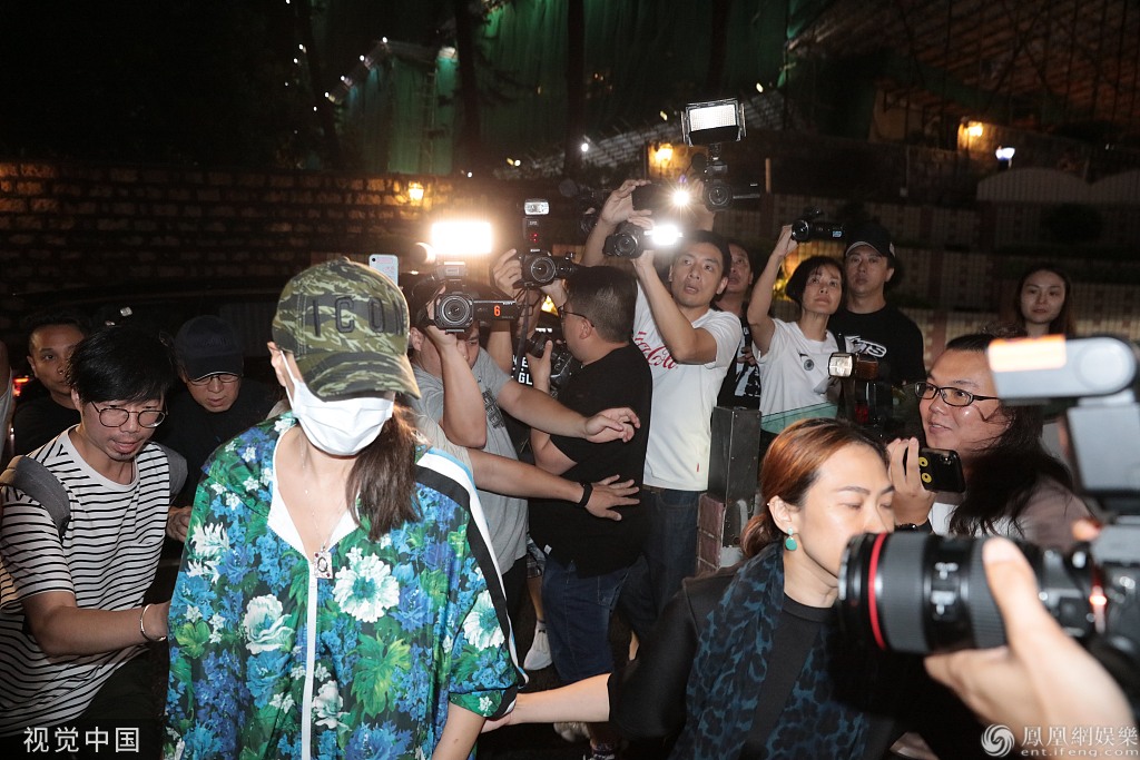 任达华返港就医恐二度手术，紧闭双眼直上病房