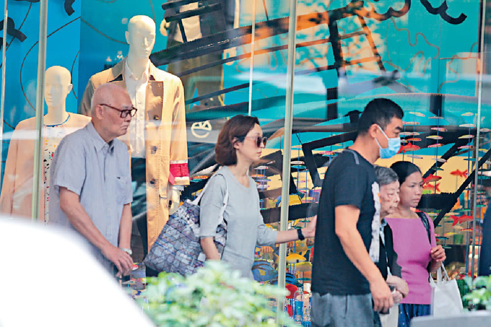 郭蔼明十指紧扣扶着婆婆去看病 孝子刘青云次次都陪同