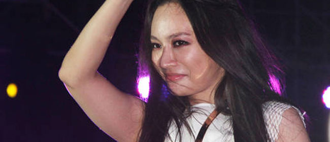 飞儿乐队苏州开唱 女主唱发福明显