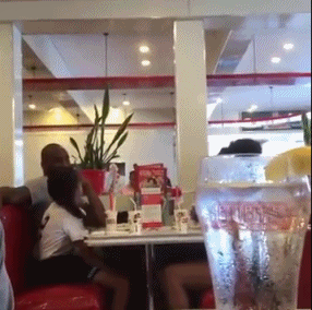 携妻女下馆子遭偷拍?来感受下名宿科的死亡之瞪