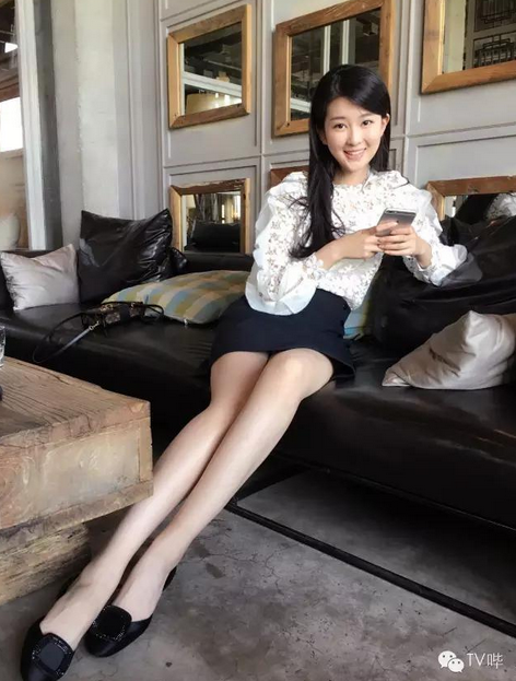 她是中戏第一名，腿长1米5，拿双下巴当事业线(图)_凤凰娱乐