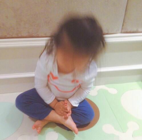 泛亚电竞弯腰、抬腿、盘坐…孙俪2岁女儿竟自学瑜伽(图)(图3)