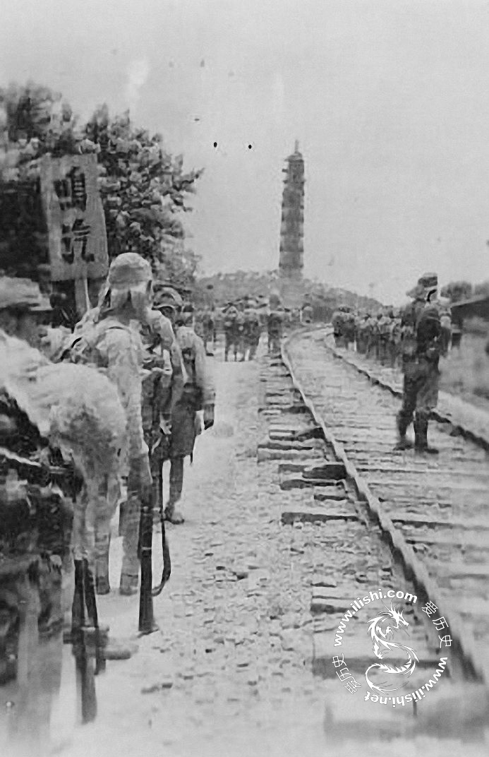 日军与汉奸围剿国军游击队。