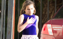 小苏瑞手捂胸口 表情痛苦