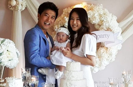 韩星安在旭女儿百日宴 全家福曝光