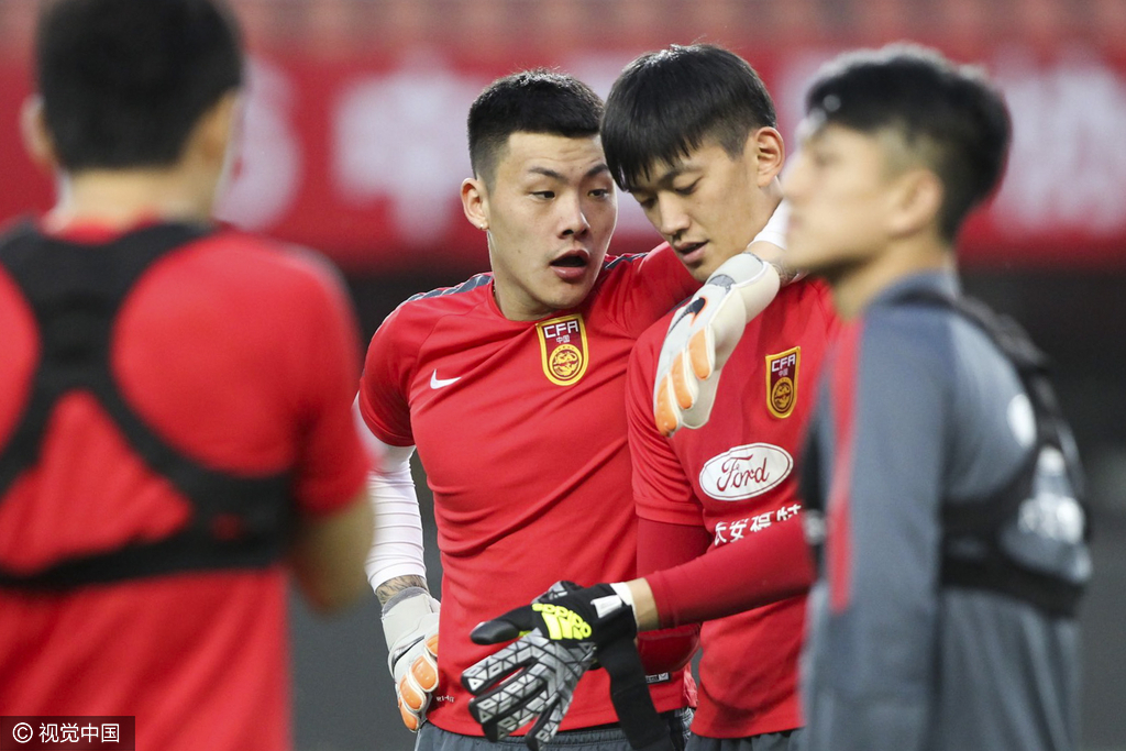 国足恢复性训练三大将缺席 傅博:放低姿态打比赛