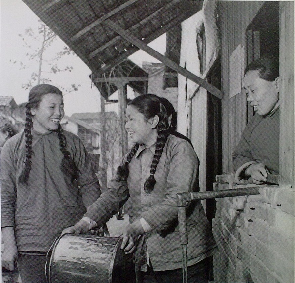 1955年，江苏南京，居民用上了自来水。