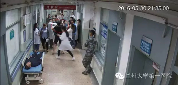 男护士劝阻轻伤者占急诊室 眼睑被打裂-中国学