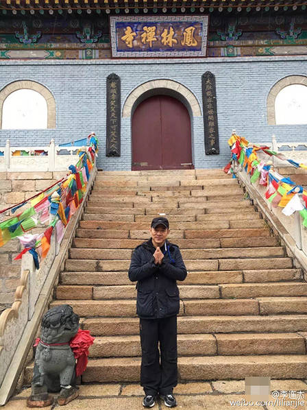 李连杰现身九华山礼佛祈福_佛教频道_凤凰网