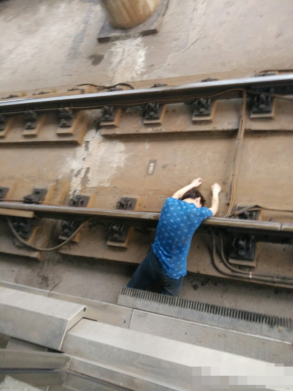 南京:男子翻入地铁轨道欲自杀一幕