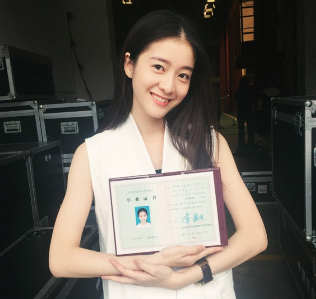 95后小花张雪迎毕业啦!秀长腿气质佳