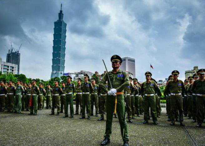 不满军纪松弛 台湾50多岁老兵阅兵-中国学网-中