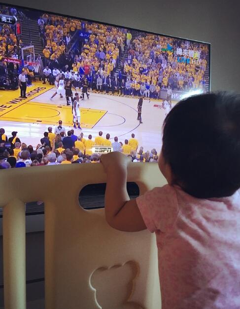 贾静雯女儿是个篮球迷妹，一大早就看NBA决赛了