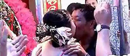 实拍婚礼上公公激吻儿媳妇 宾客掏出1万元 