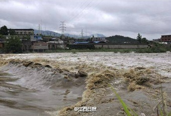 江西：长江大堤九江永安段出现管涌险情