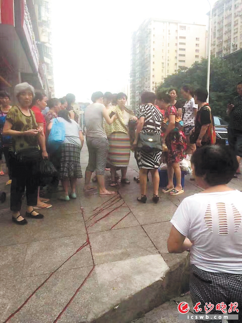 孕妇路边产子 市民出手相助形成人肉围挡_凤