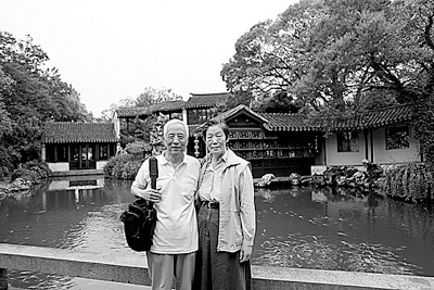 图/徐伟 任兰生第四代任孝安夫妇在退思园合影