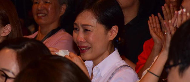 “她与王菲齐名，为家庭隐退，如今在台下幸福落泪…