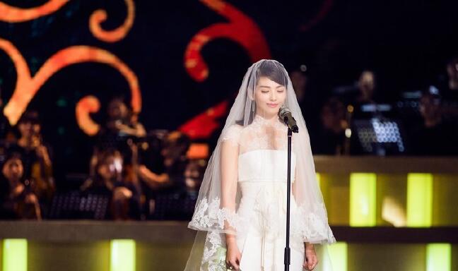 刘涛身披婚纱登台 眼眶含泪被赞美如画