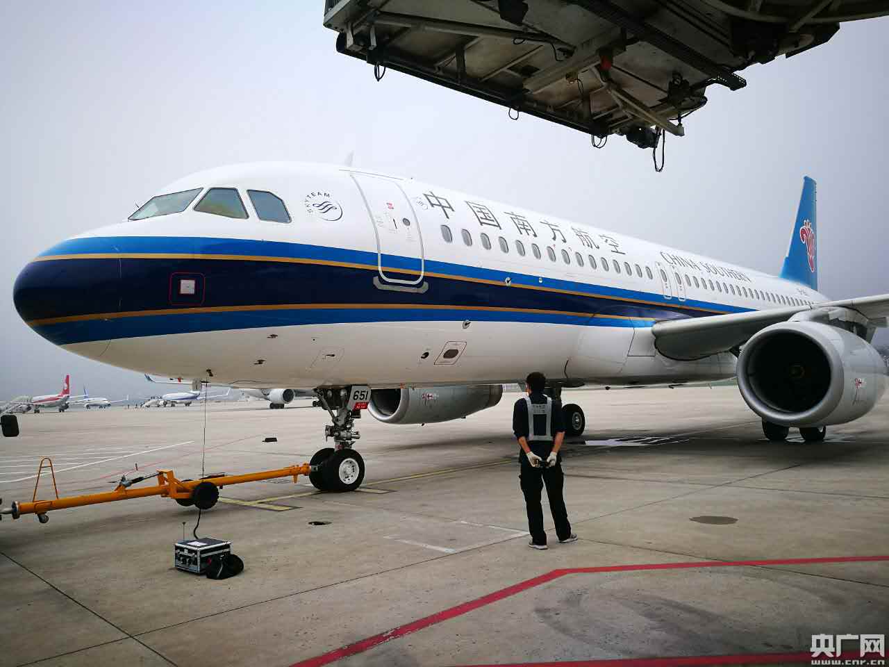 台湾游览车事故遇难陆客家属赴台包机起飞(图)