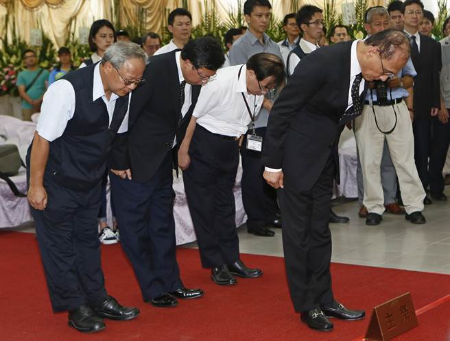 台湾行政院长林全、吕秀莲等到殡仪馆吊唁遇难陆客